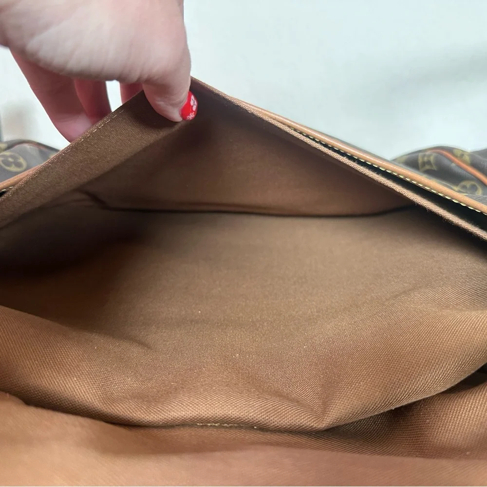Authentic Louis Vuitton Samaur 35 Monogram Messenger Bag
